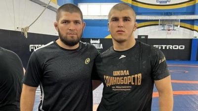 Хабиб Нурмагомедов (слева) и Магомедрасул Мутаев (справа) Фото: Кадр из видео YouTube